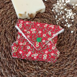 etui-a-savonnette-rouge-fleuri