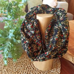 snood-fleuri-fond-noir-2