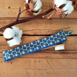 etui-a-brosse-a-dents-bleu-ecailles-1