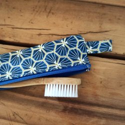 etui-a-brosse-a-dents-bleu-ecailles-2