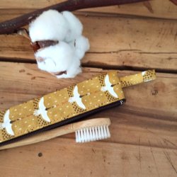 etui-a-brosse-a-dents-oiseaux-moutarde-2