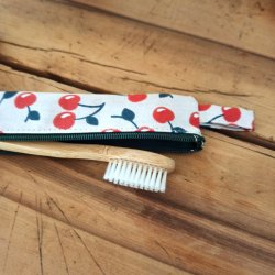 etui-a-brosse-a-dents-cerise-3