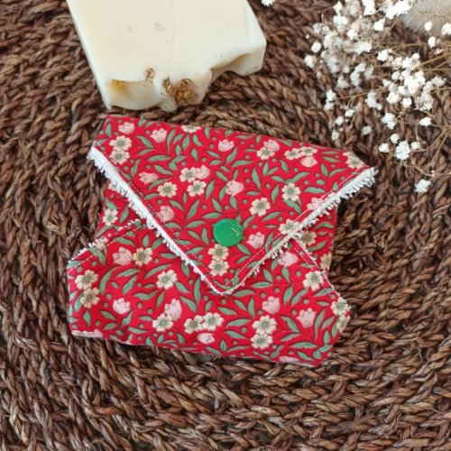 etui-a-savonnette-rouge-fleuri
