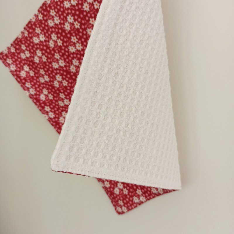essuie-tout-simple-rouge-fleuri-3