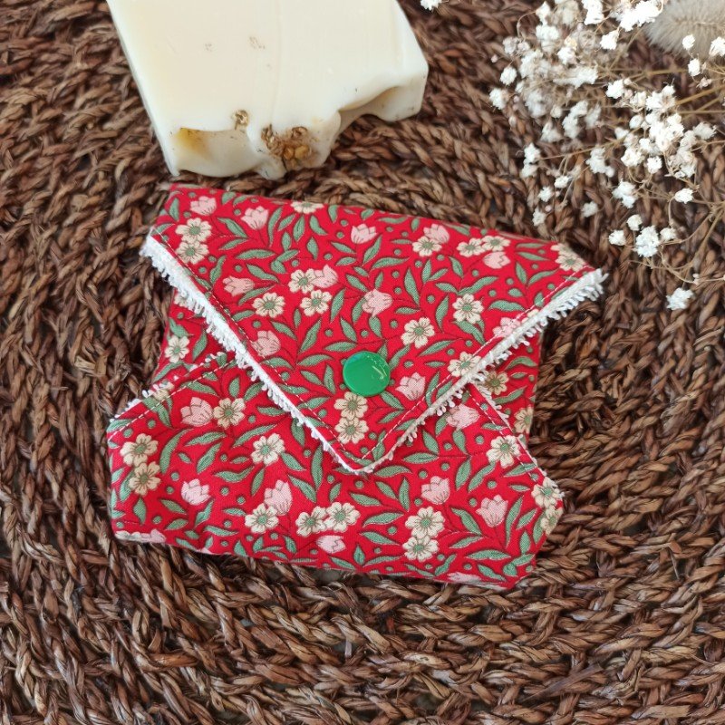 etui-a-savonnette-rouge-fleuri
