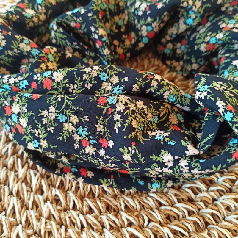 snood-fleuri-fond-noir-1