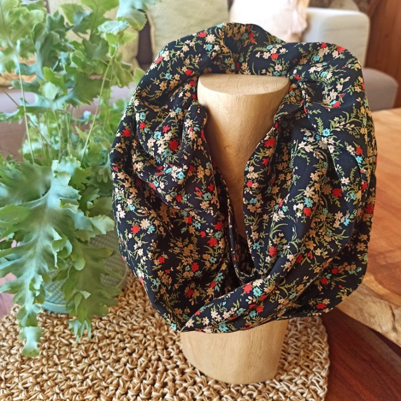 snood-fleuri-fond-noir-2