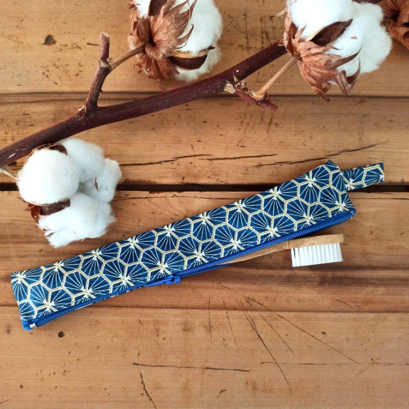 etui-a-brosse-a-dents-bleu-ecailles-1