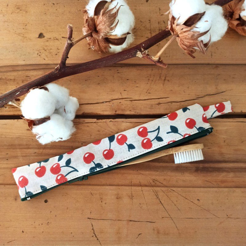 etui-a-brosse-a-dents-cerise-1